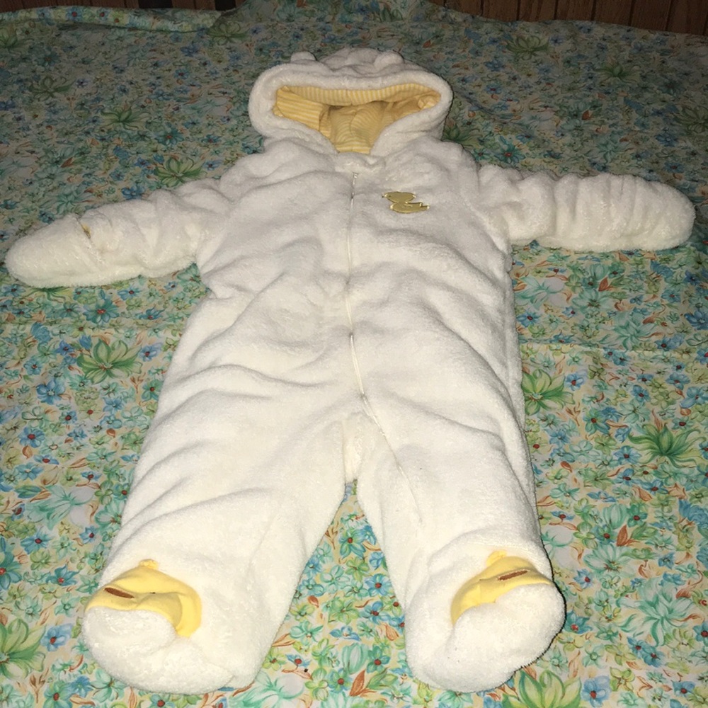 4/10🌻🌻Super soft & fluffy yellow and white duck snowsuit (6-9mo)